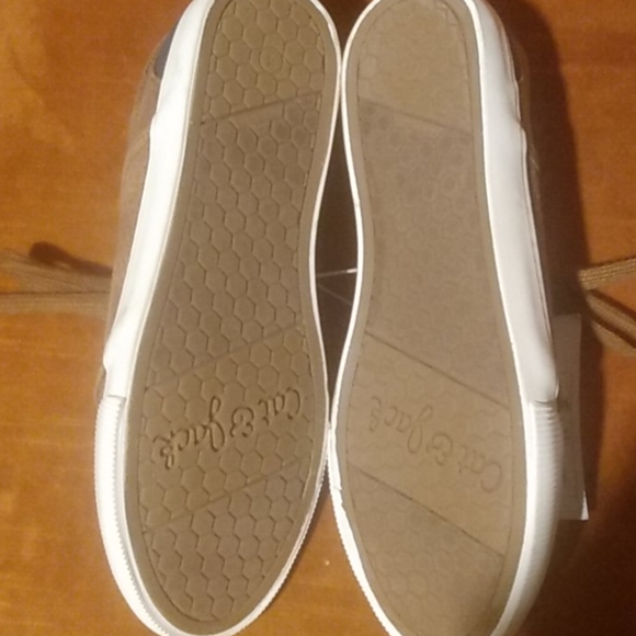 Cat & Jack size 4 youth  shoes - Picture 4 of 4